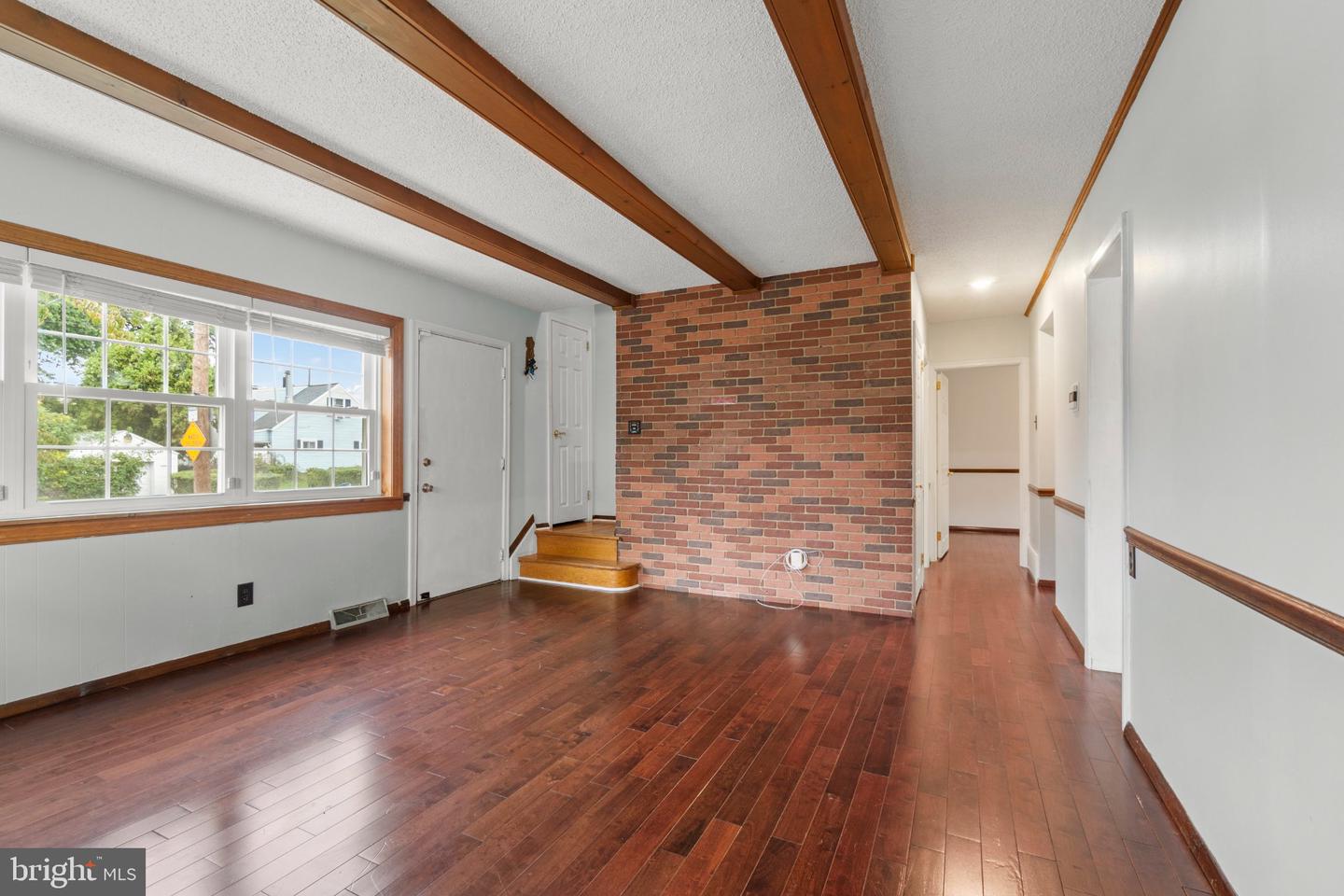 11405 Gifford Ave Property Photo 7