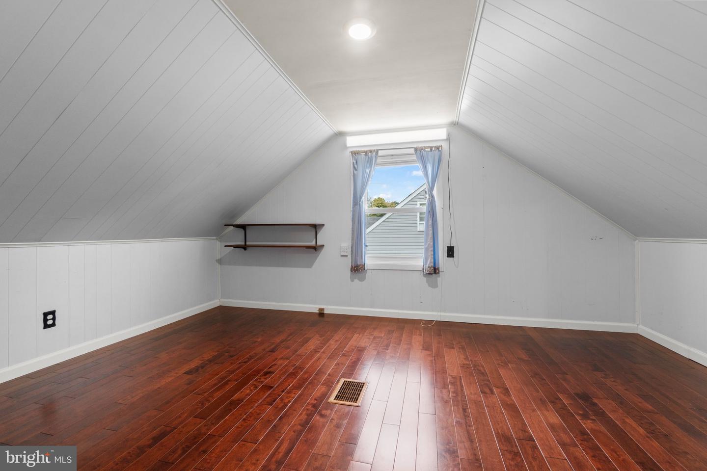 11405 Gifford Ave Property Photo 17