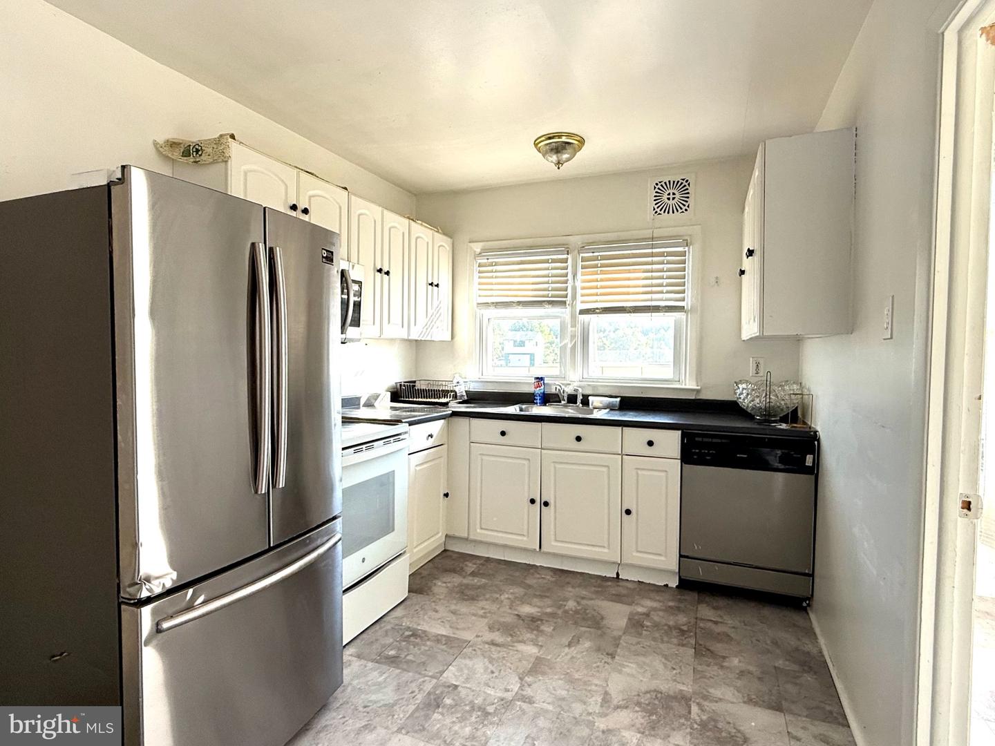 1413 Southampton Rd Property Photo 8