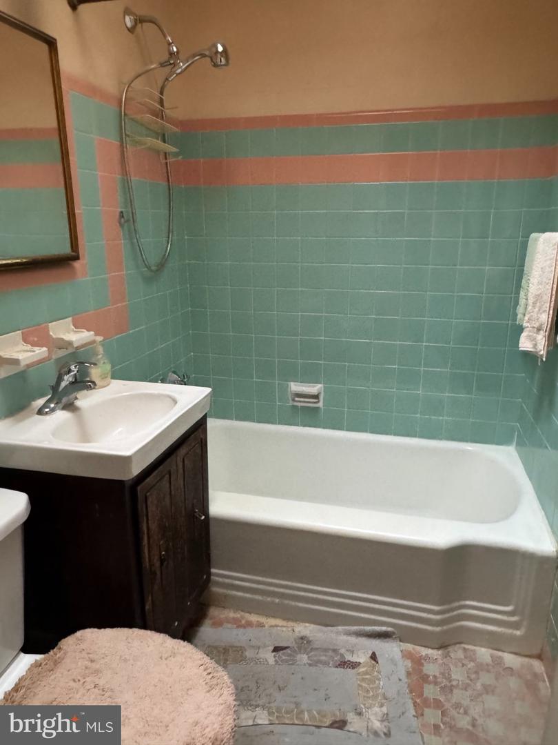 2940 Lardner St Property Photo 6