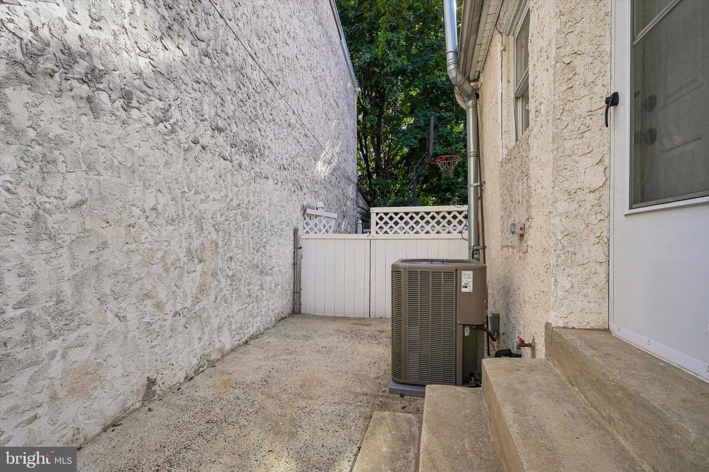 223 Grape St Property Photo 23