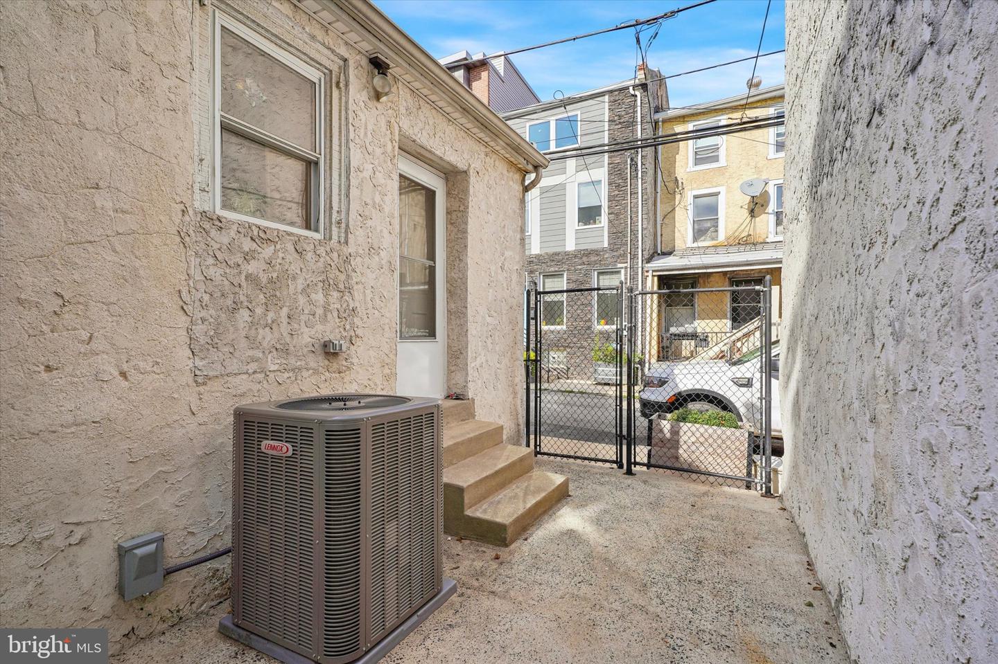 223 Grape St Property Photo 24