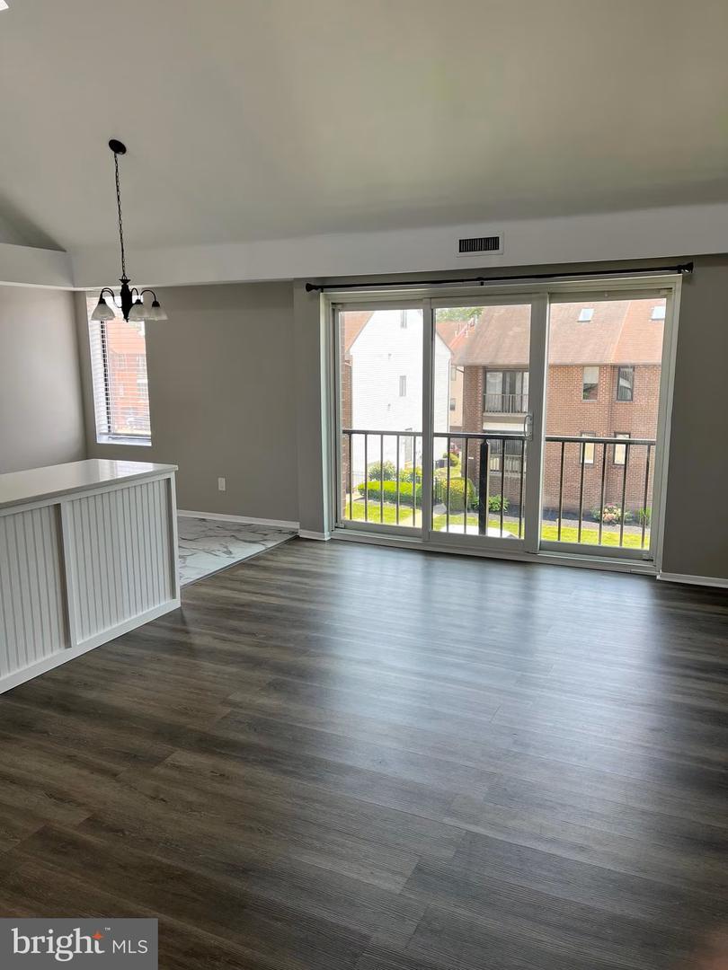 9560 James St #b Property Photo 3