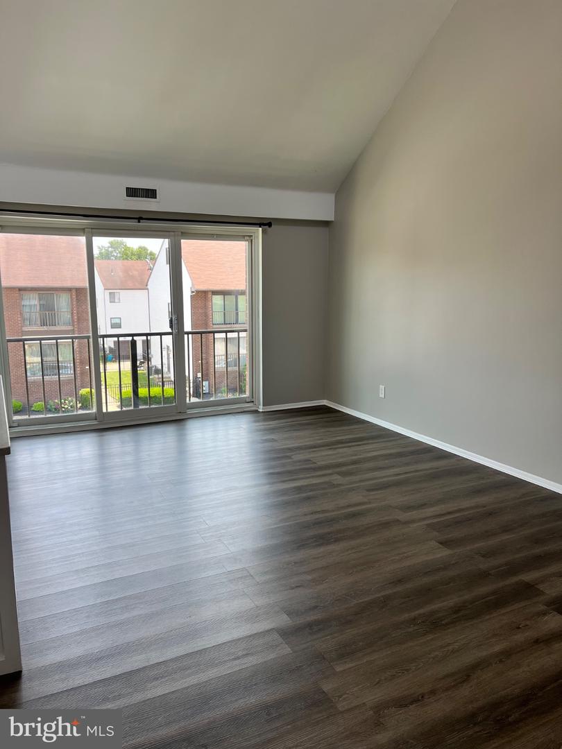 9560 James St #b Property Photo 4