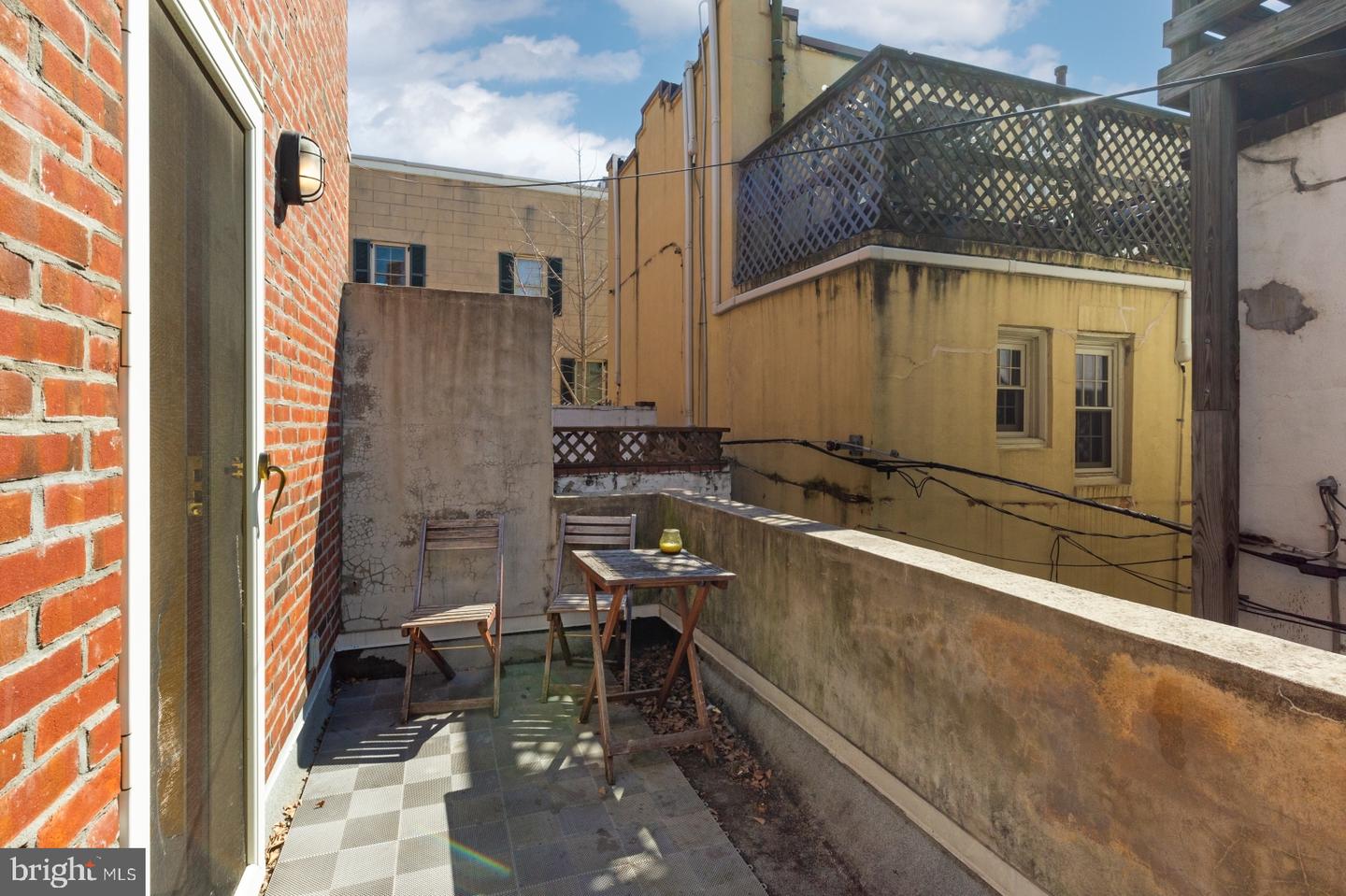 928 Irving St Property Photo 14