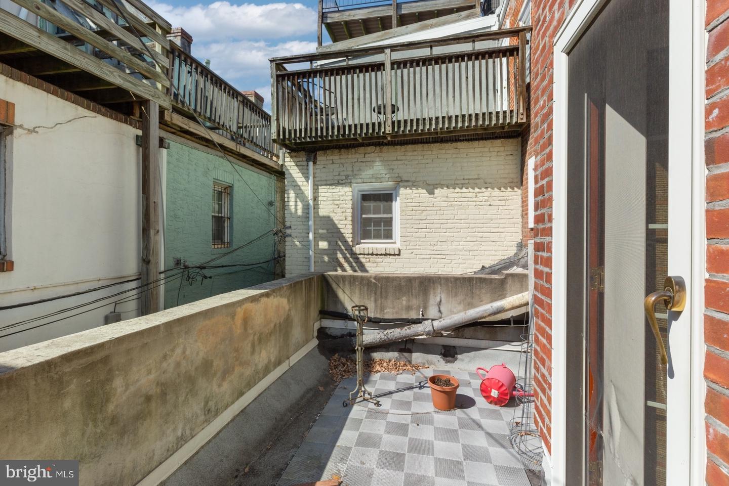 928 Irving St Property Photo 15