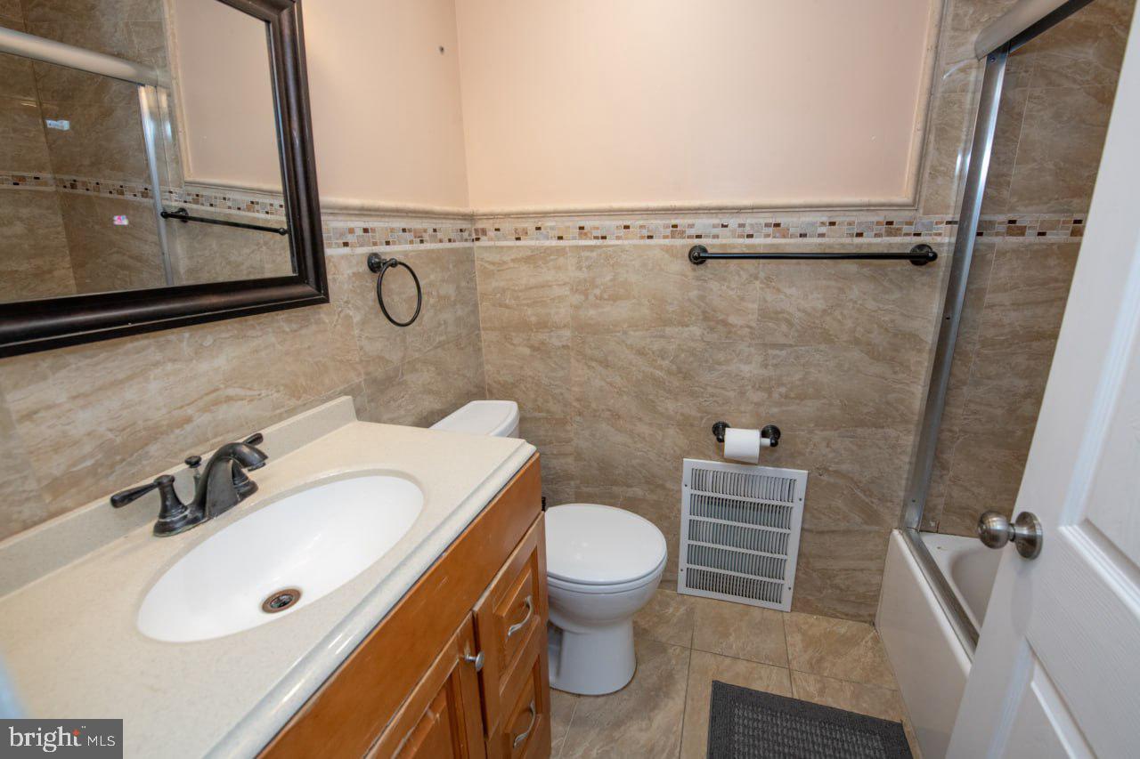 1735 Emerson St Property Photo 3