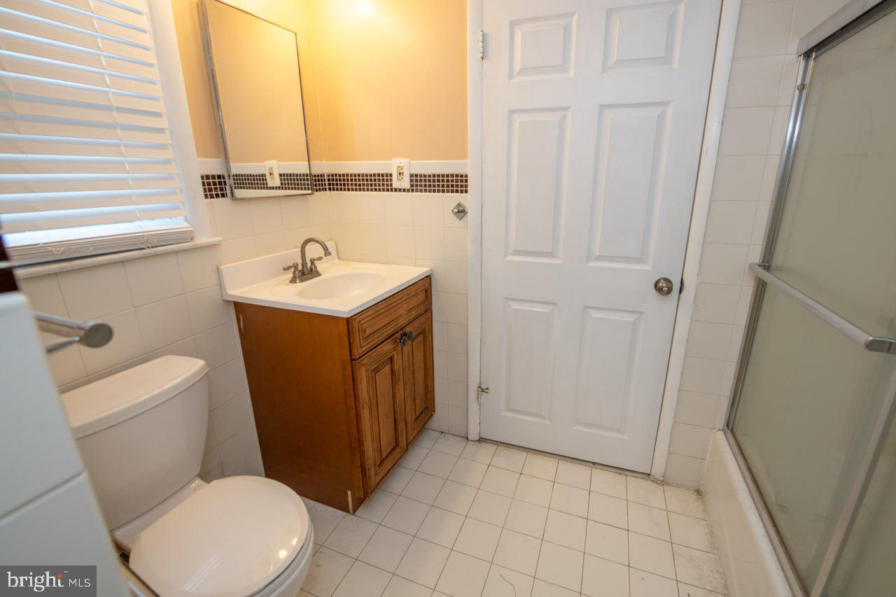 1735 Emerson St Property Photo 5