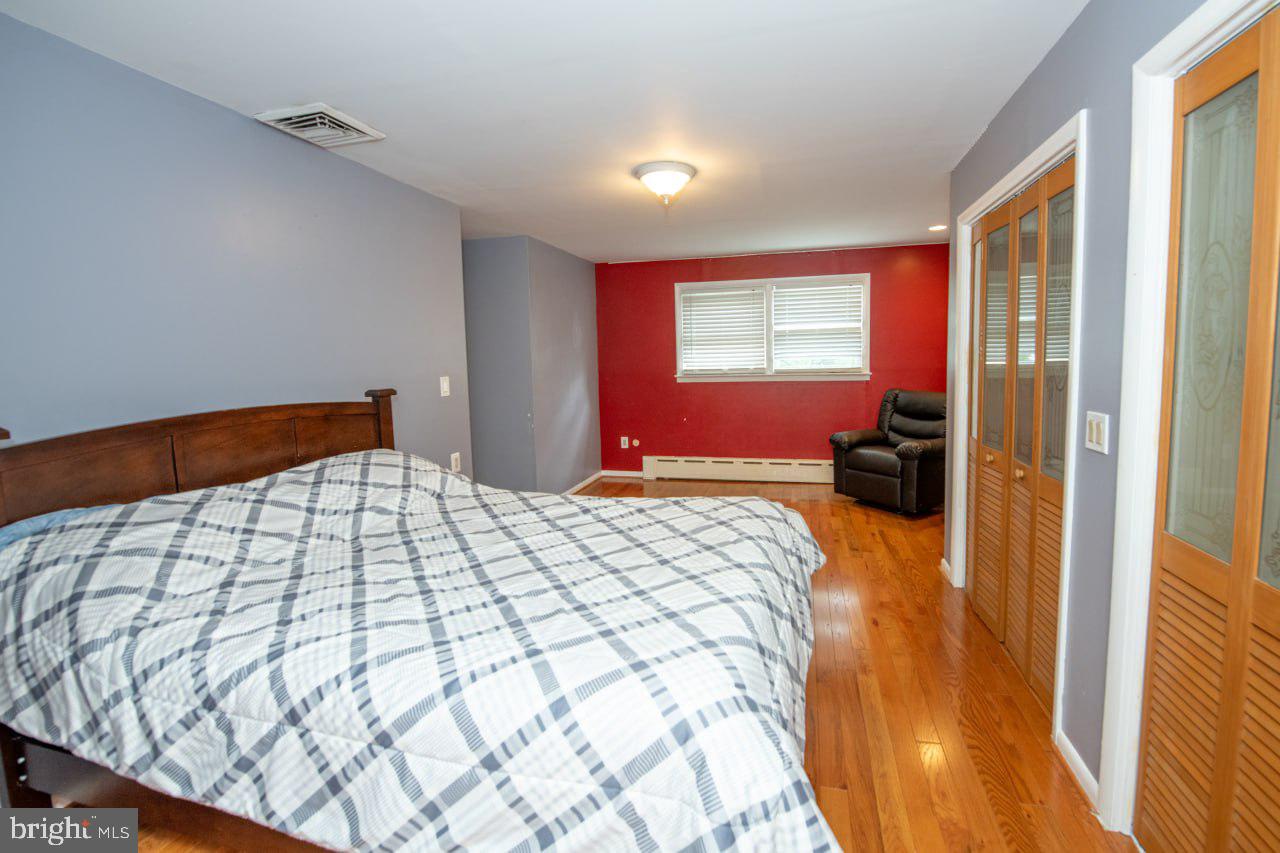 1735 Emerson St Property Photo 8