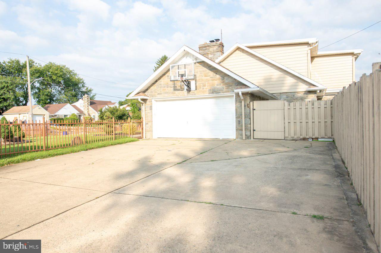 1735 Emerson St Property Photo 39