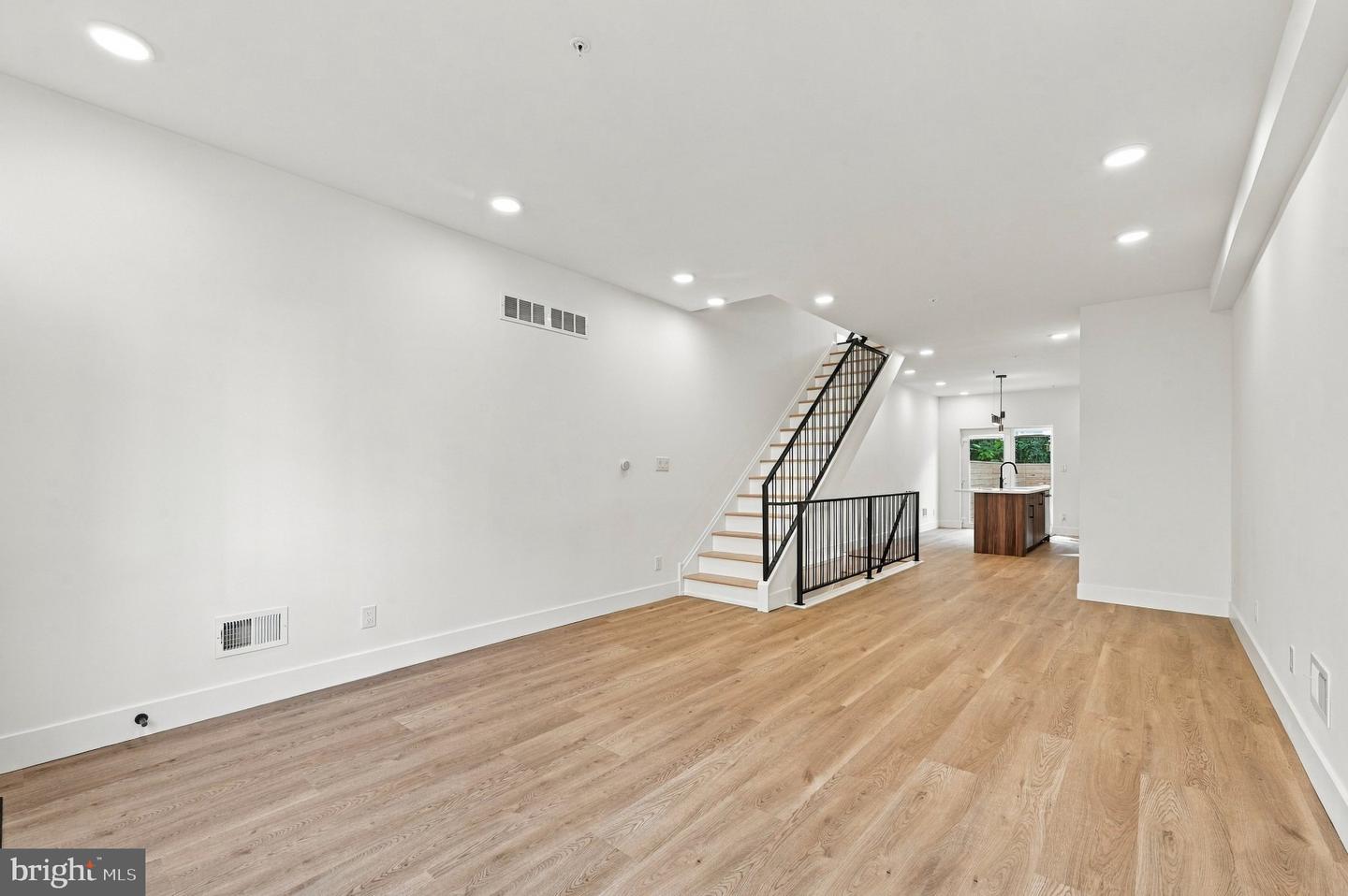4018 Cambridge St Property Photo 5