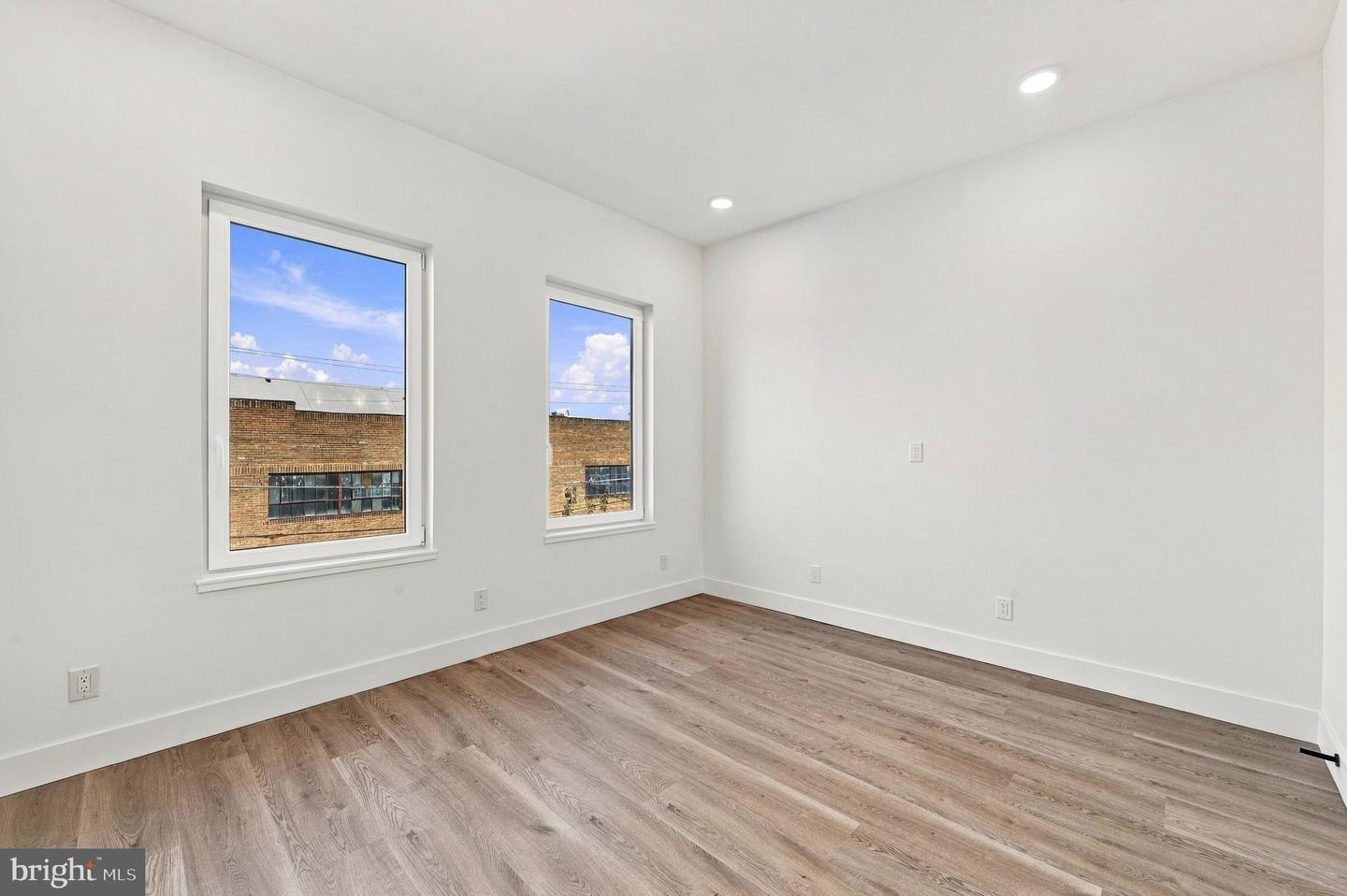 4018 Cambridge St Property Photo 6
