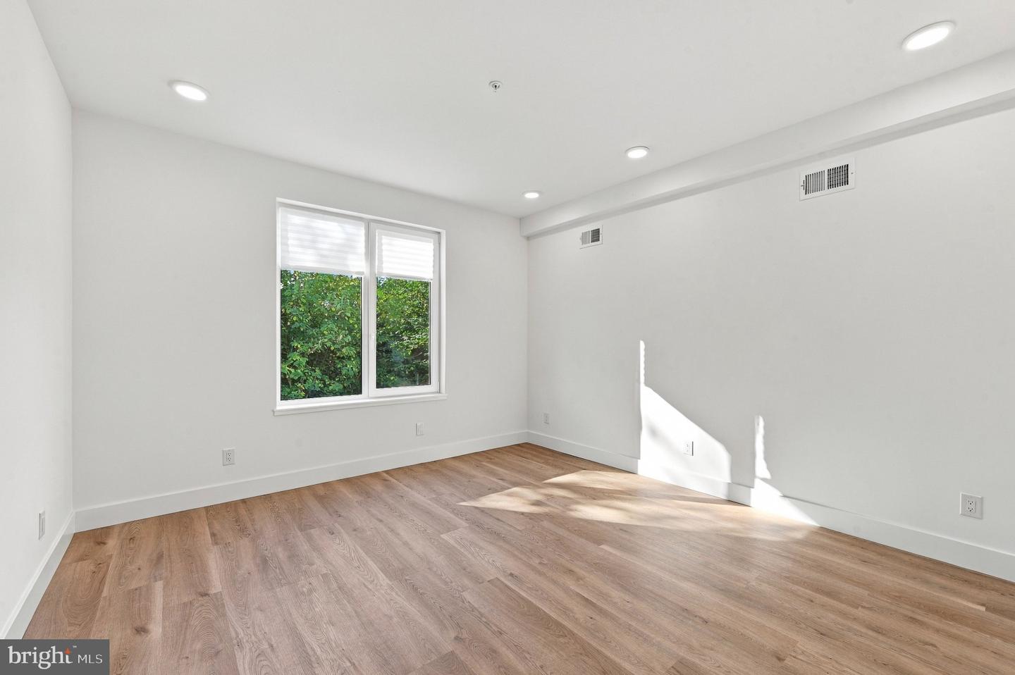4018 Cambridge St Property Photo 11