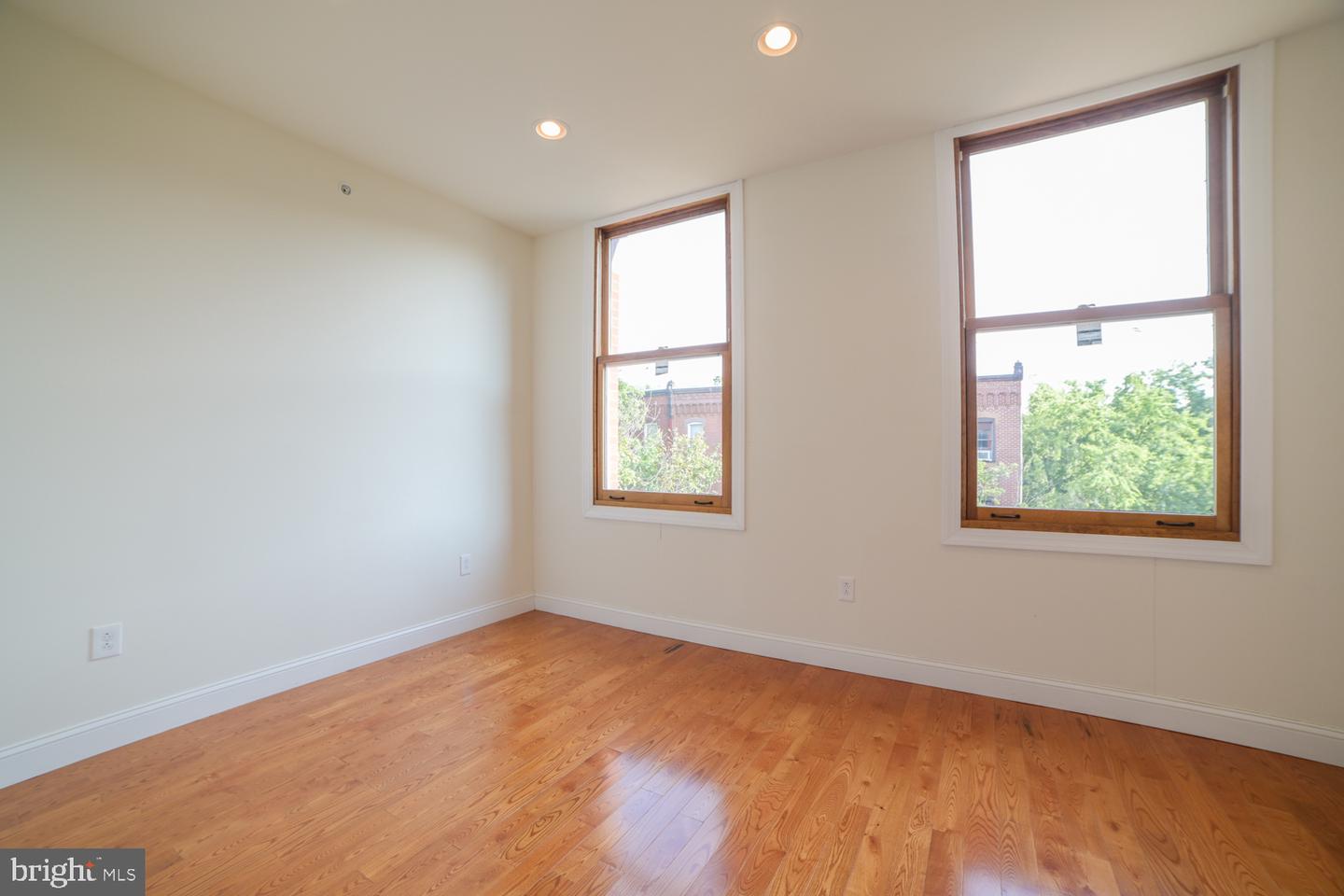 1735 W Diamond St Property Photo 2