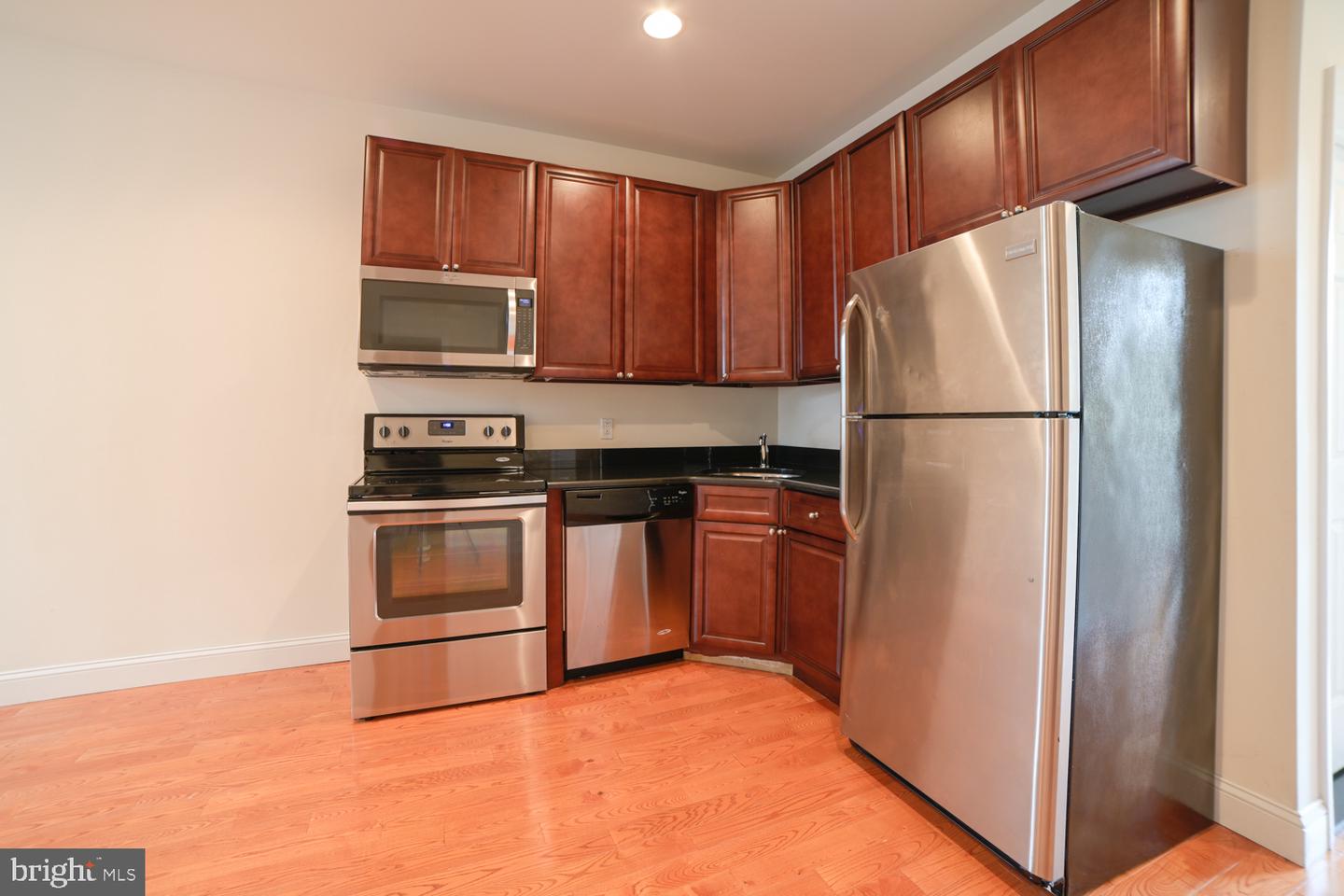 1735 W Diamond St Property Photo 5