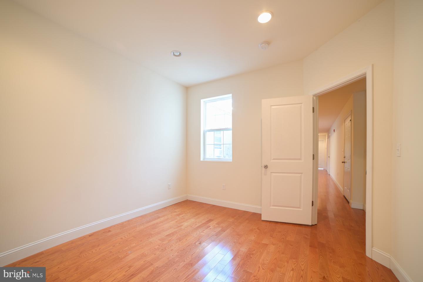 1735 W Diamond St Property Photo 9