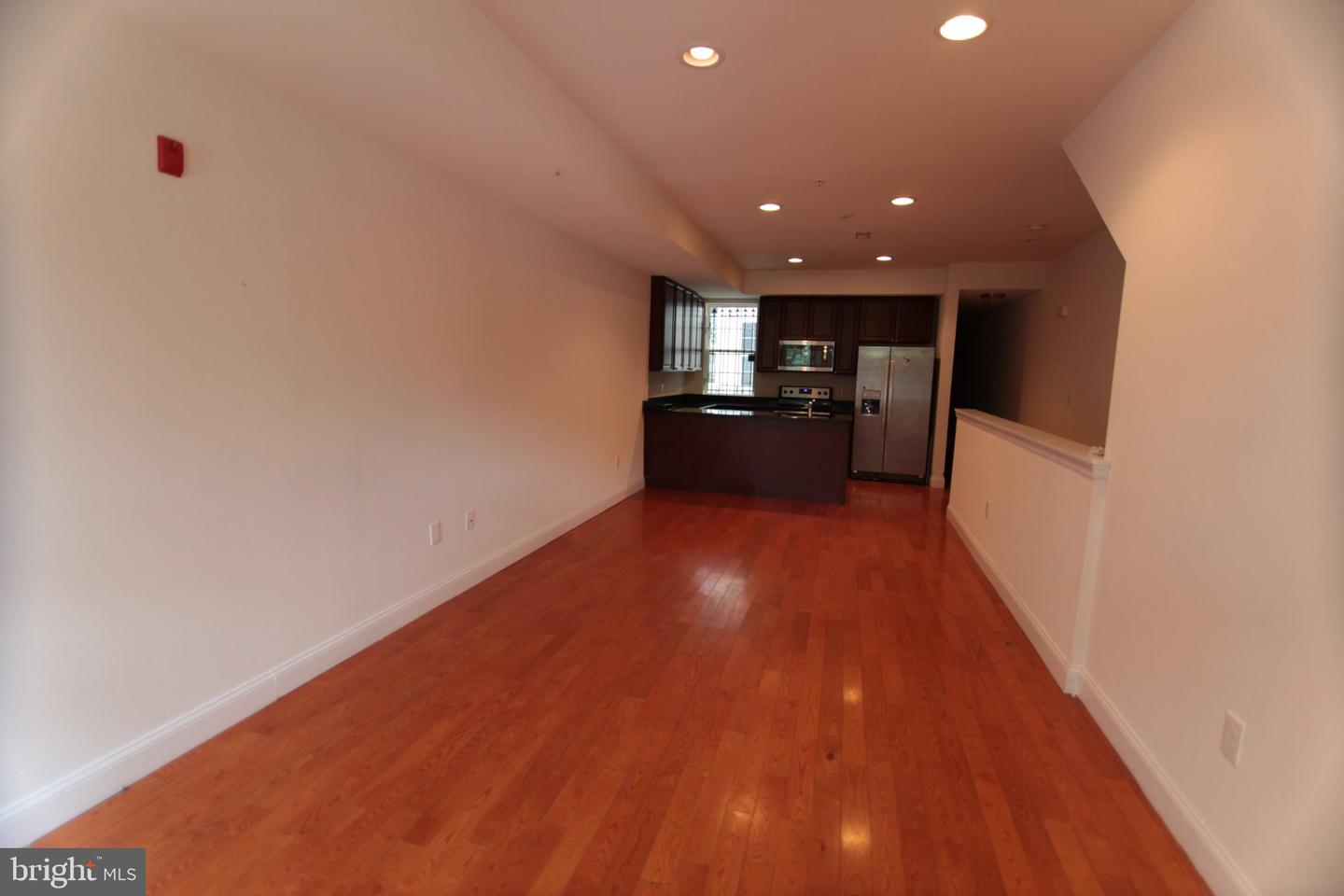 1741 W Diamond St Property Photo 8
