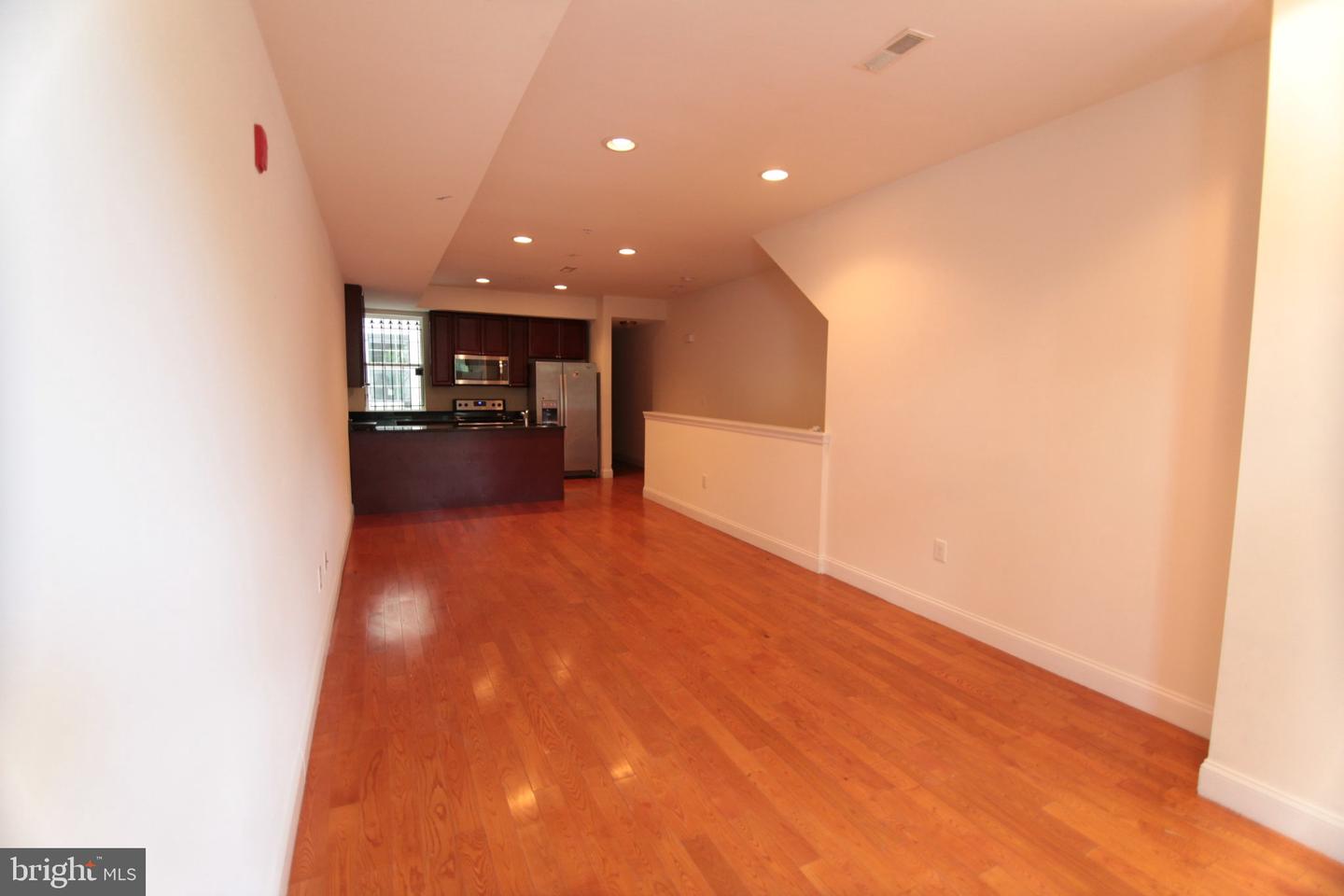 1741 W Diamond St Property Photo 9