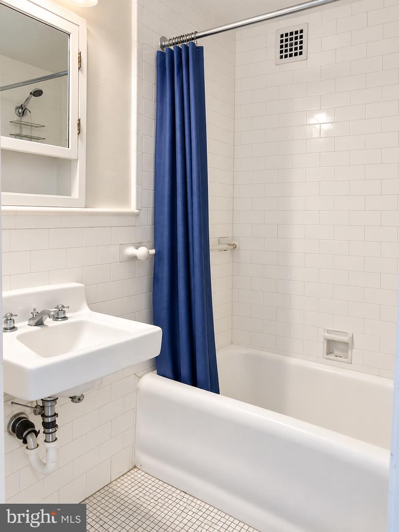 1324 Locust St #1120 Property Photo 8
