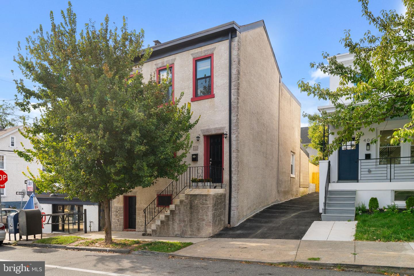 402 LEVERINGTON AVE Property Photo 1