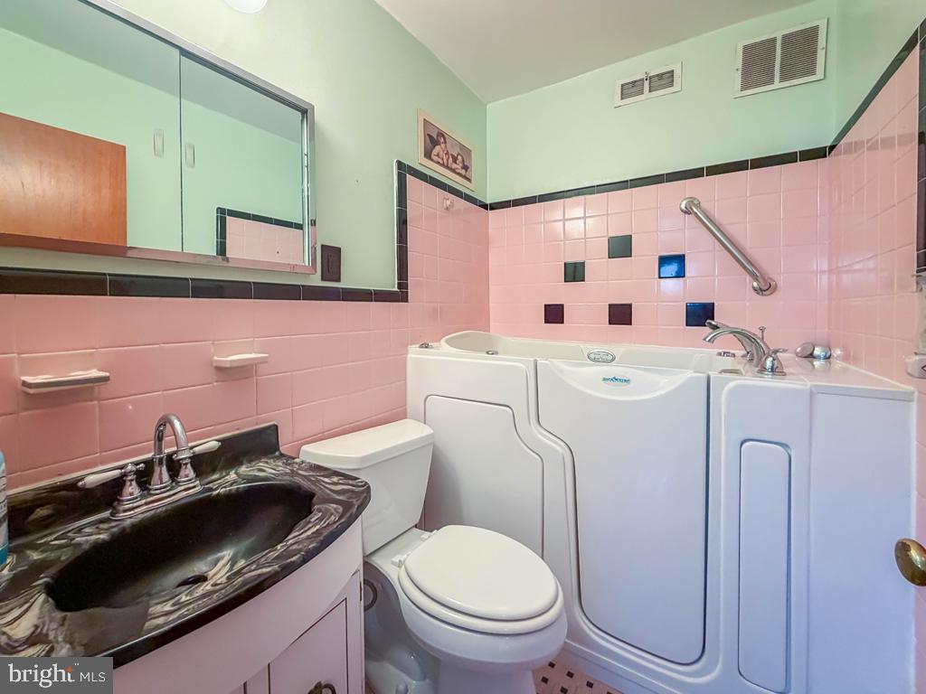 9601 Dedaker St Property Photo 27