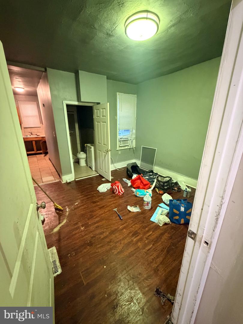 940 N Saint Bernard St Property Photo 3