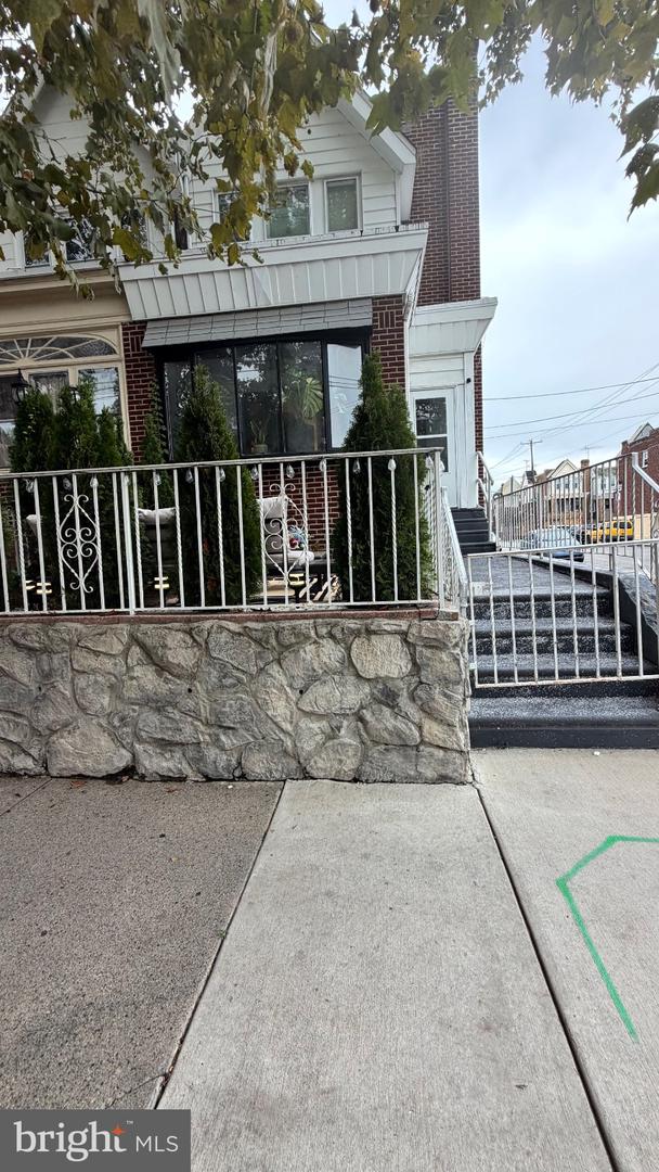 549 E Cheltenham Ave Property Photo 3