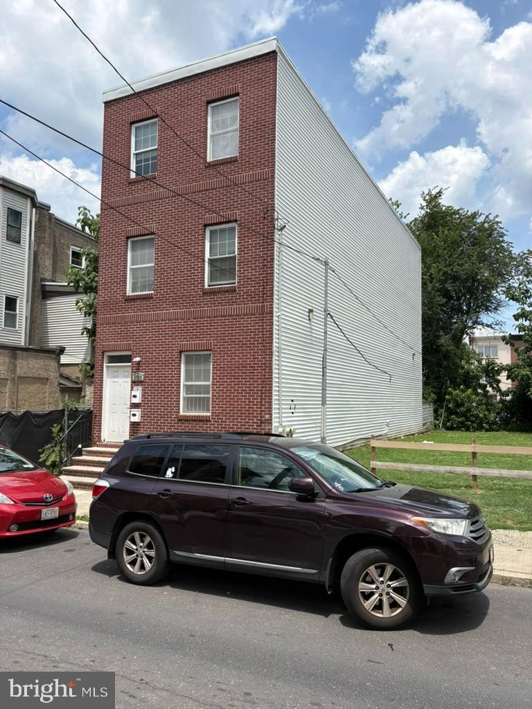 1739 W BERKS ST Property Photo 1