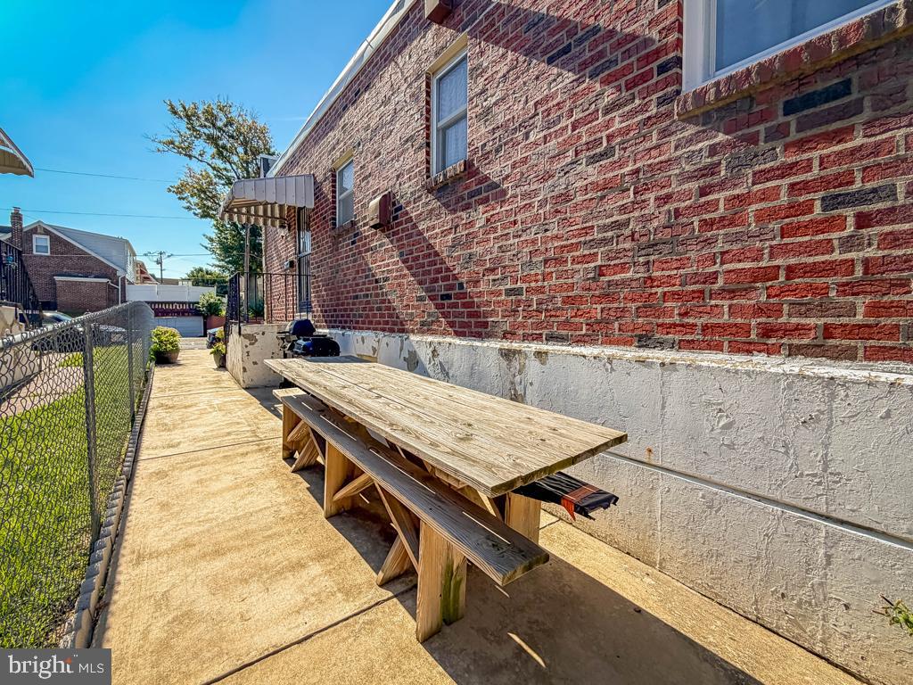 7842 Brier St Property Photo 3