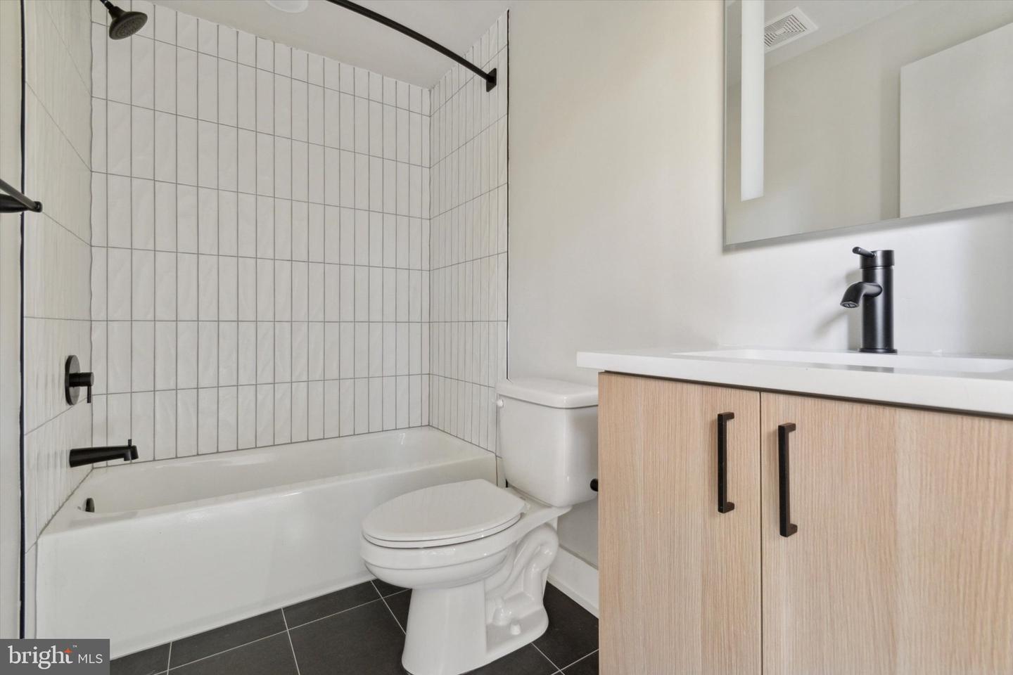 5521 Wayne Ave #504 Property Photo 5