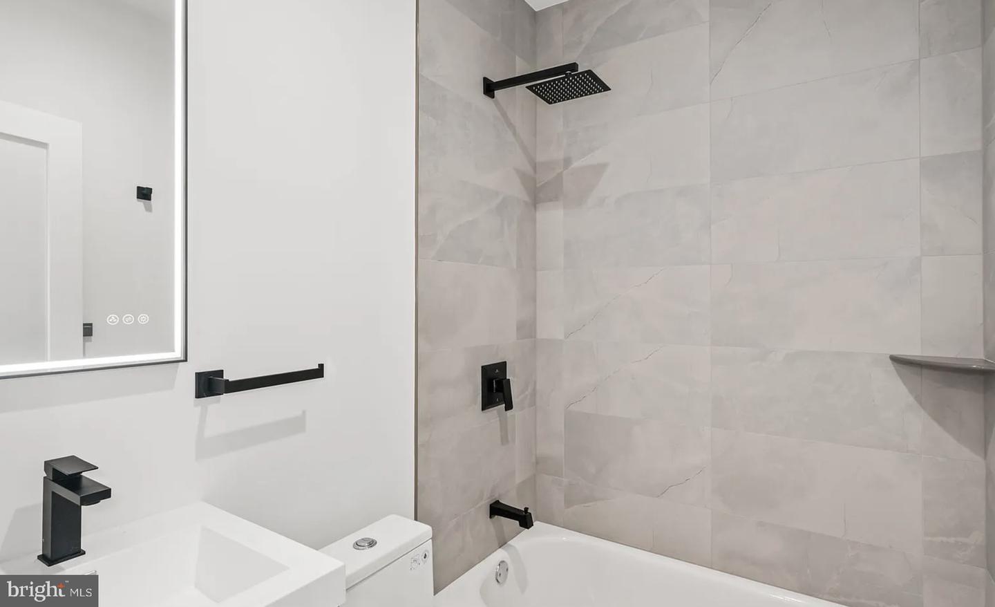 1546 N Darien St Property Photo 8