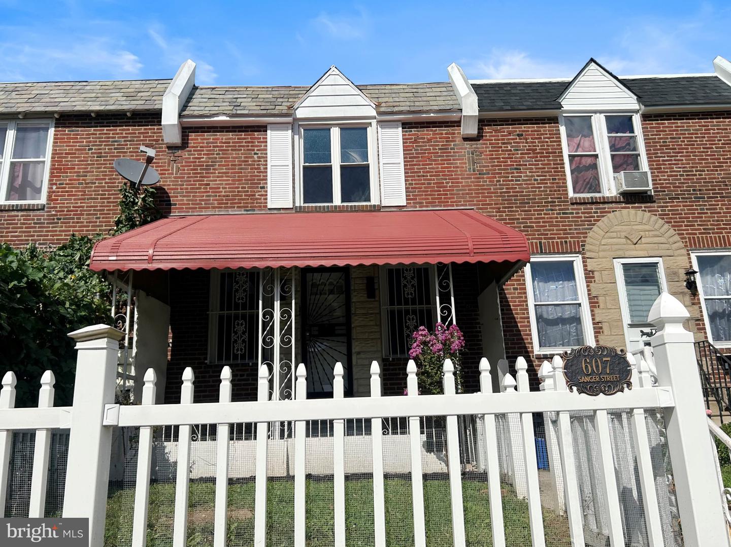 607 E SANGER ST Property Photo 1