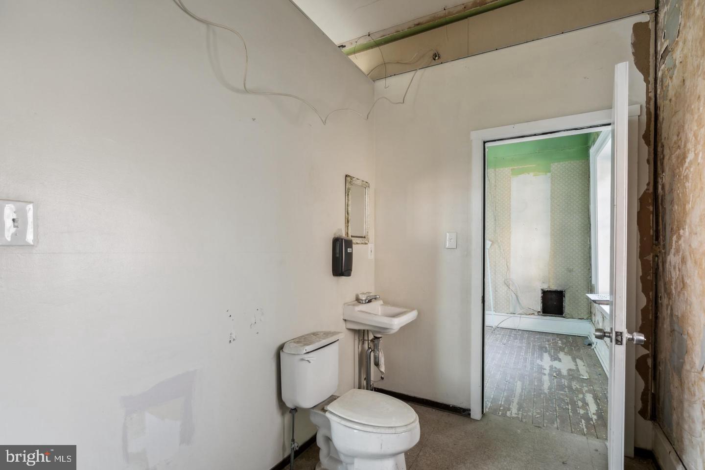 329 E Wister St Property Photo 5