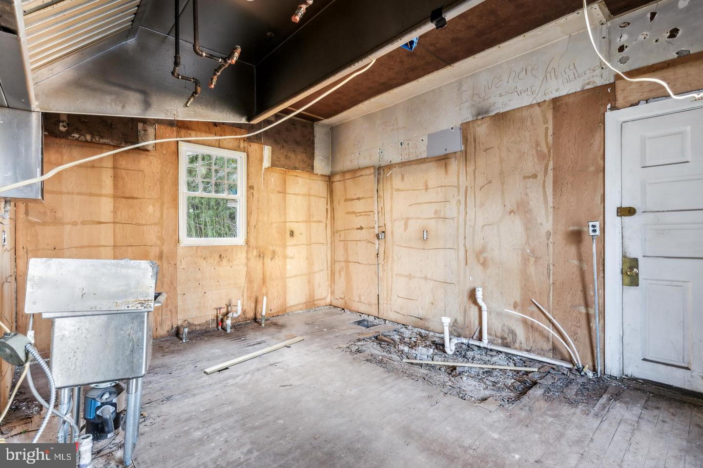329 E Wister St Property Photo 10