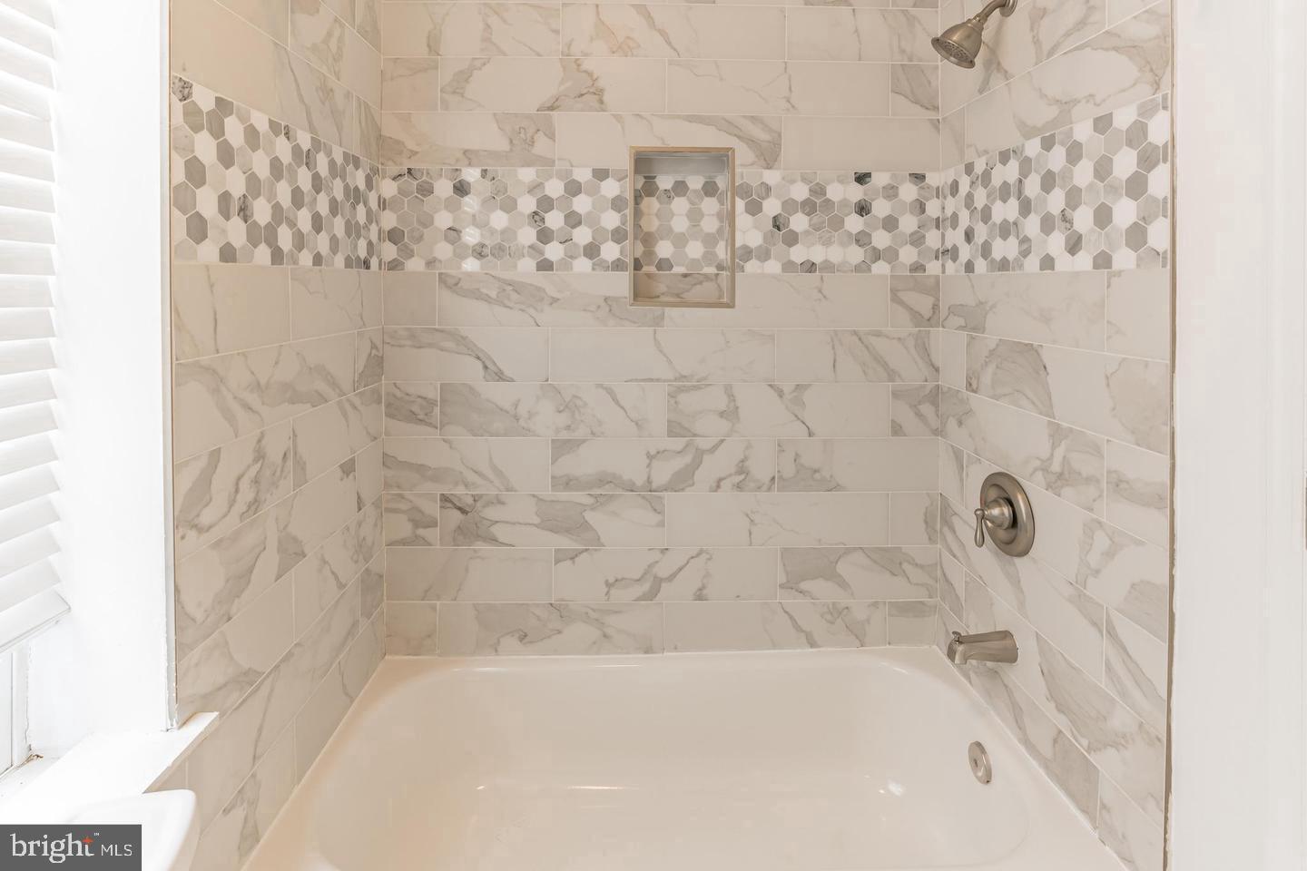 1912 Fontain St Property Photo 9