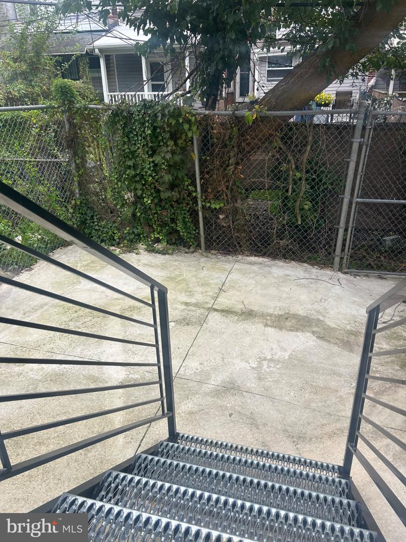 1447 N Edgewood St Property Photo 11