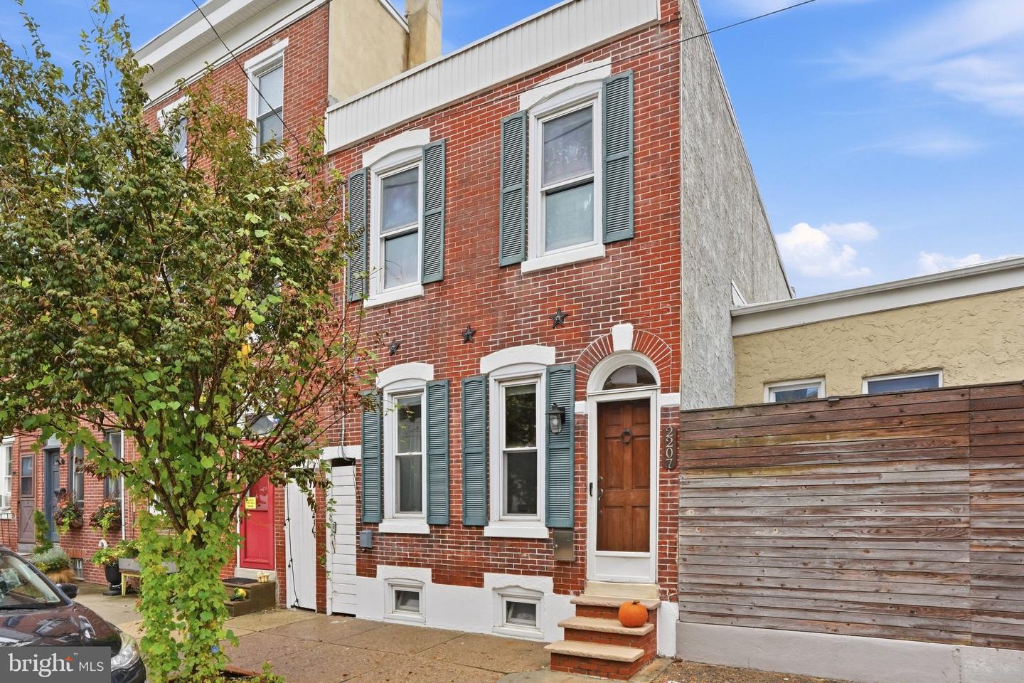 2207 MEMPHIS ST Property Photo 1