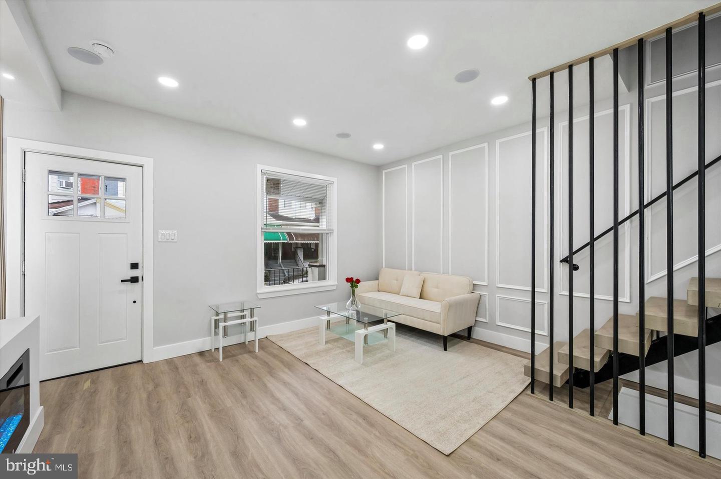 158 N Edgewood St Property Photo 4