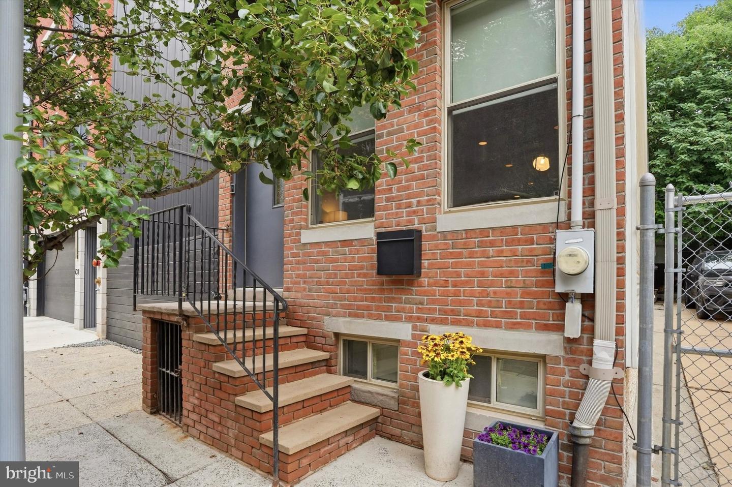 727 N UBER ST Property Photo 1