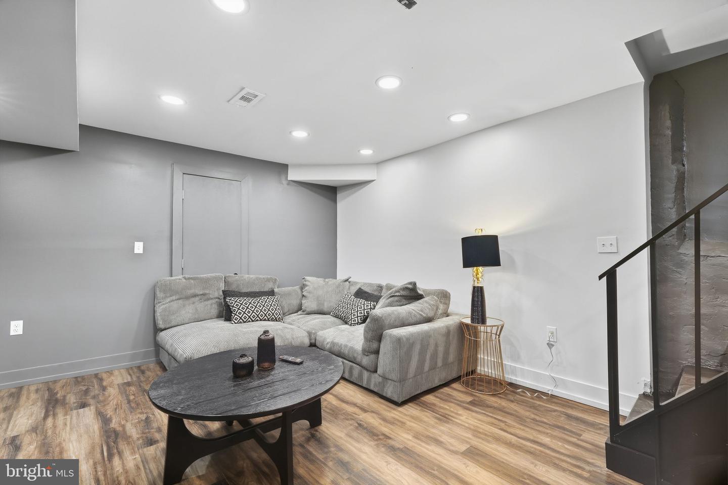 7931 Lowber Ave Property Photo 16