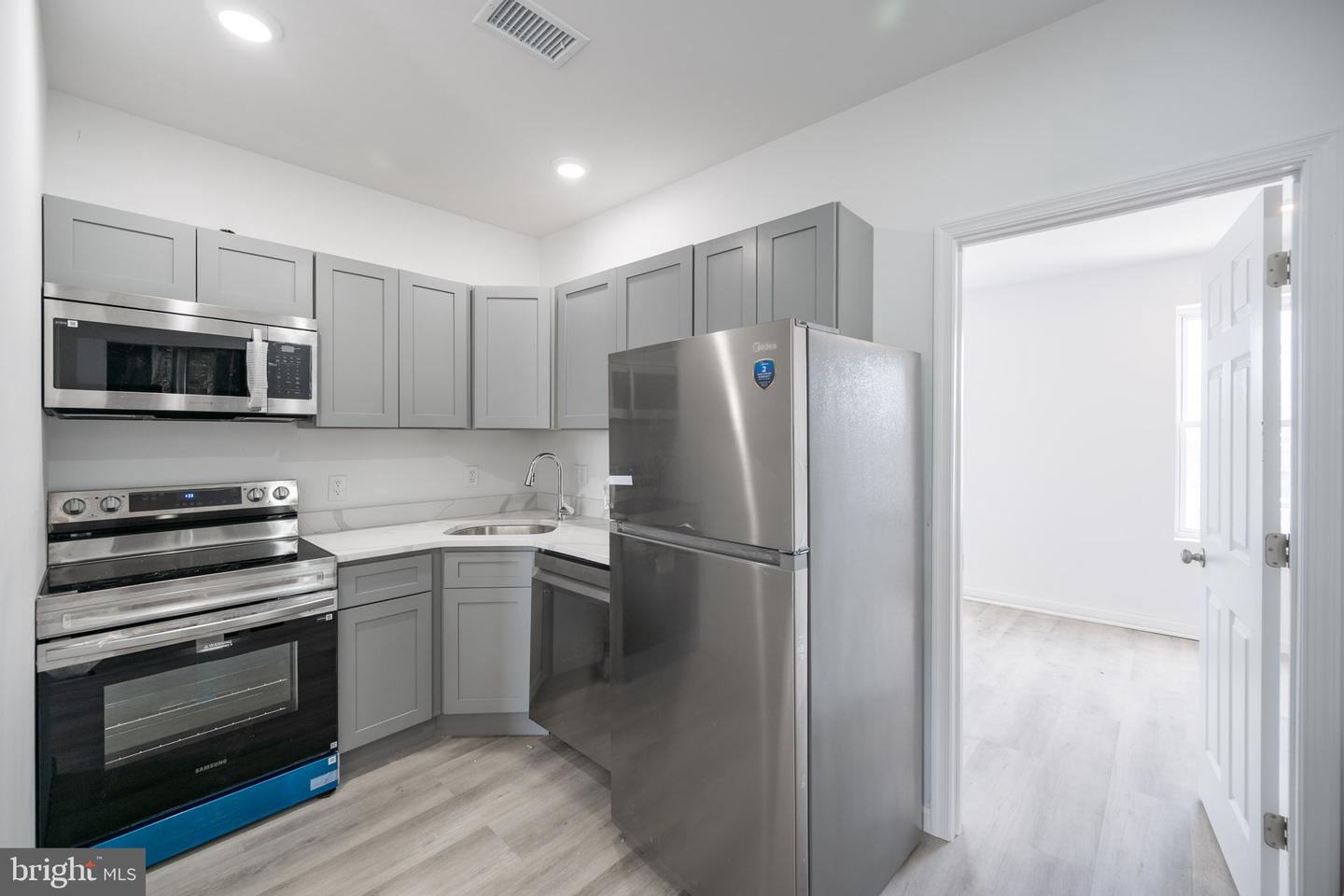 948 BELMONT AVE #UNIT 3 Property Photo 1