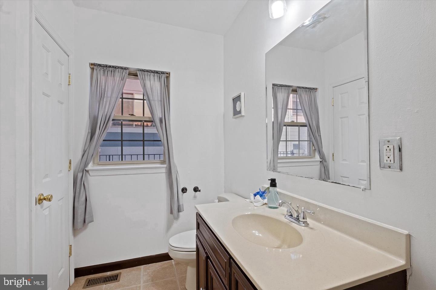 849 N Lawrence St Property Photo 10