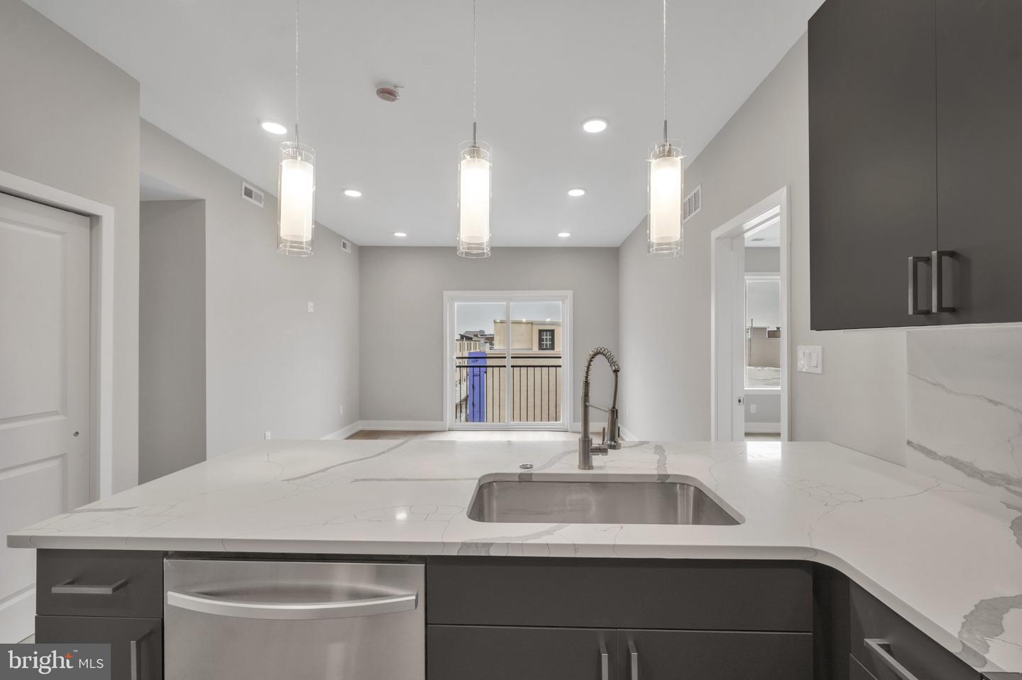 1111 24th St #402 Property Photo 4