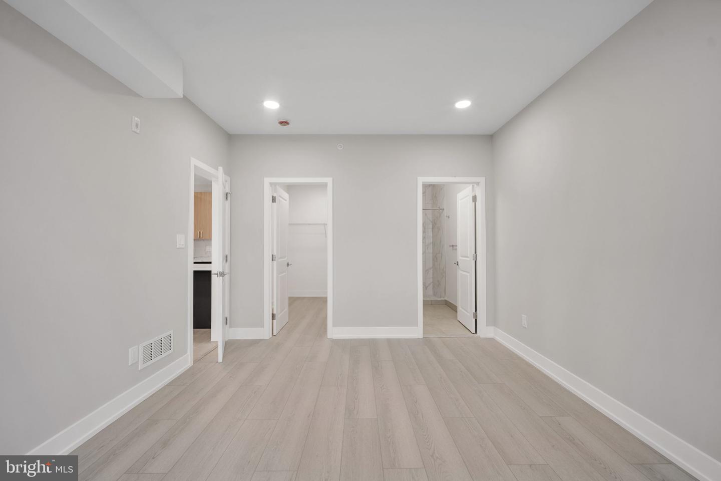 1111 24th St #402 Property Photo 6
