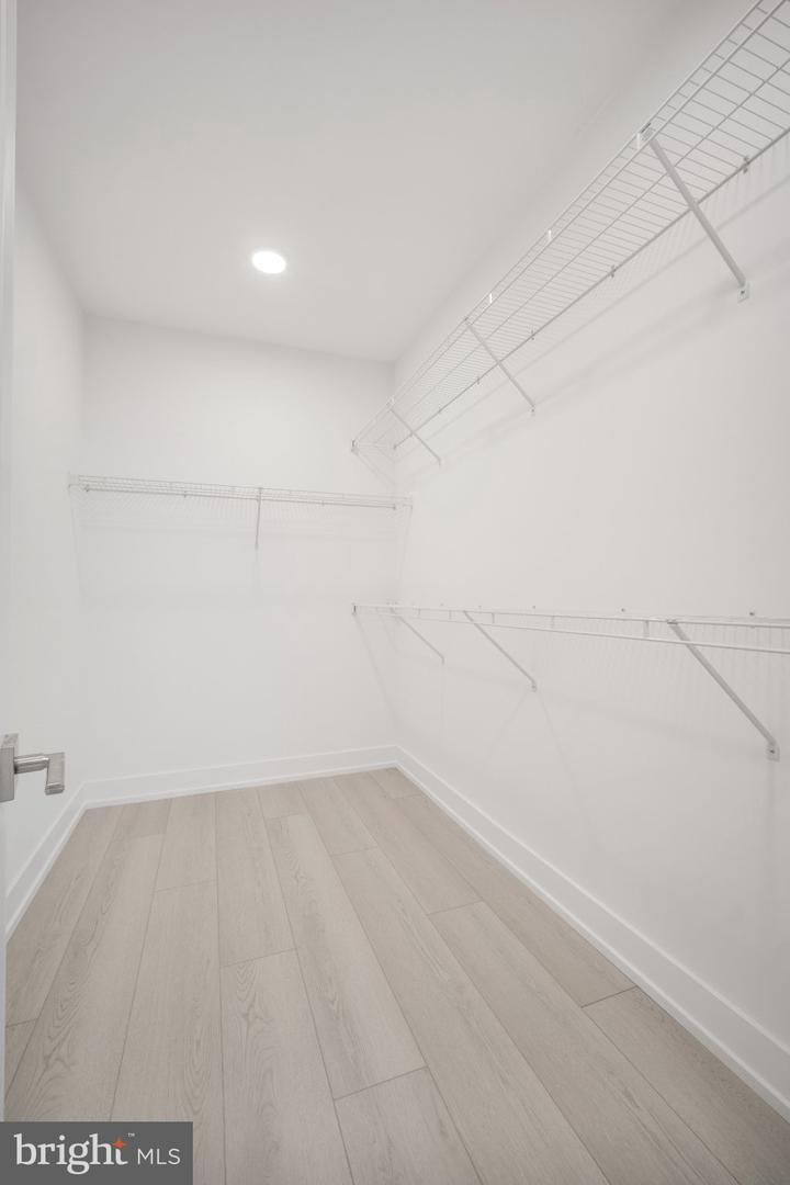 1111 24th St #402 Property Photo 8