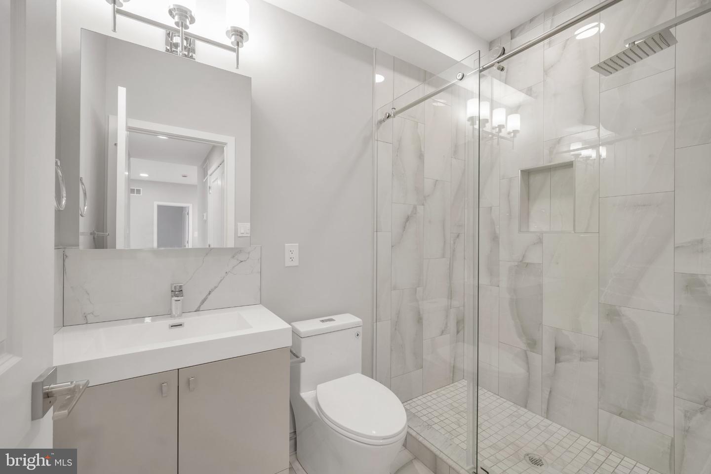1111 24th St #402 Property Photo 13
