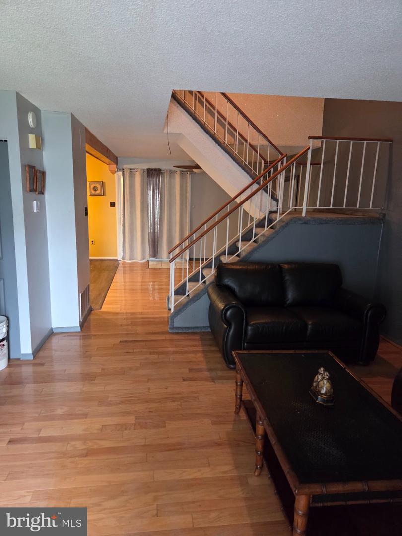 8406 Lyons Pl Property Photo 5