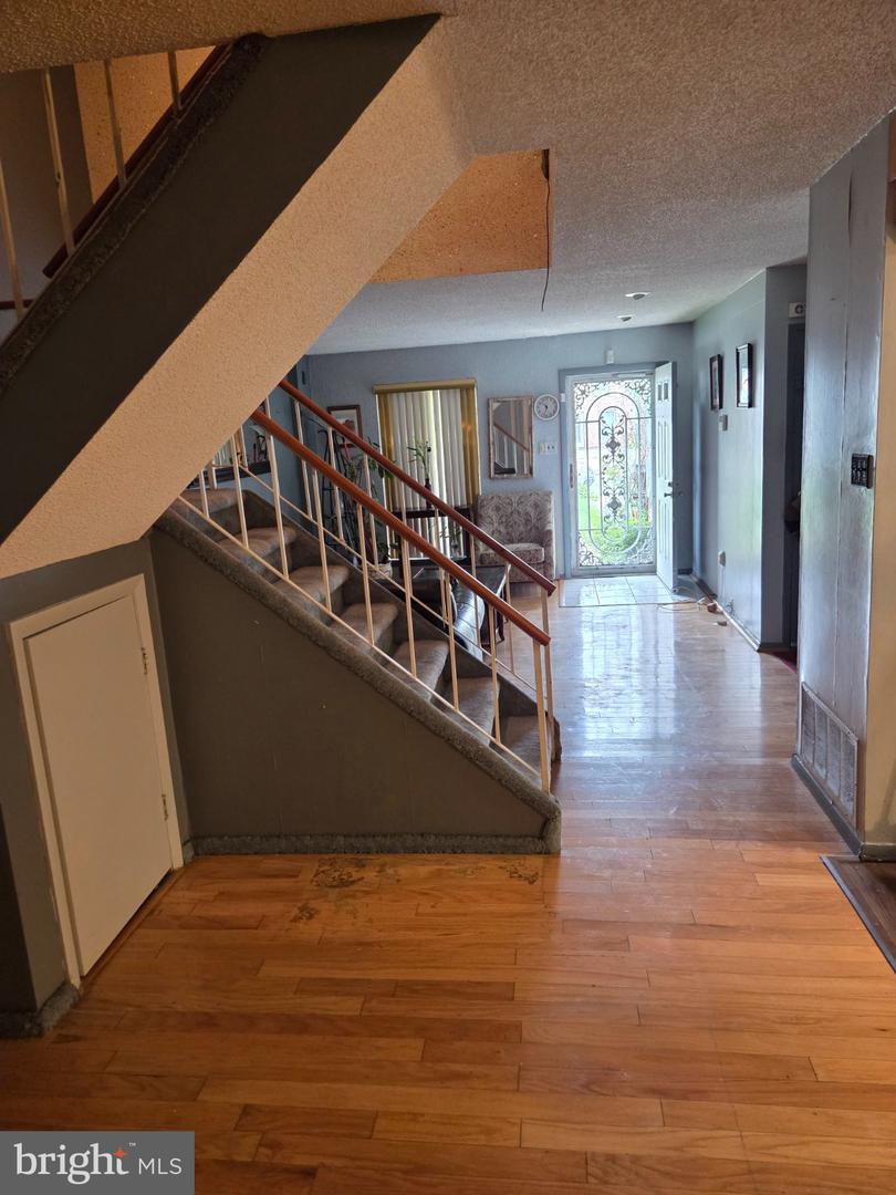 8406 Lyons Pl Property Photo 6