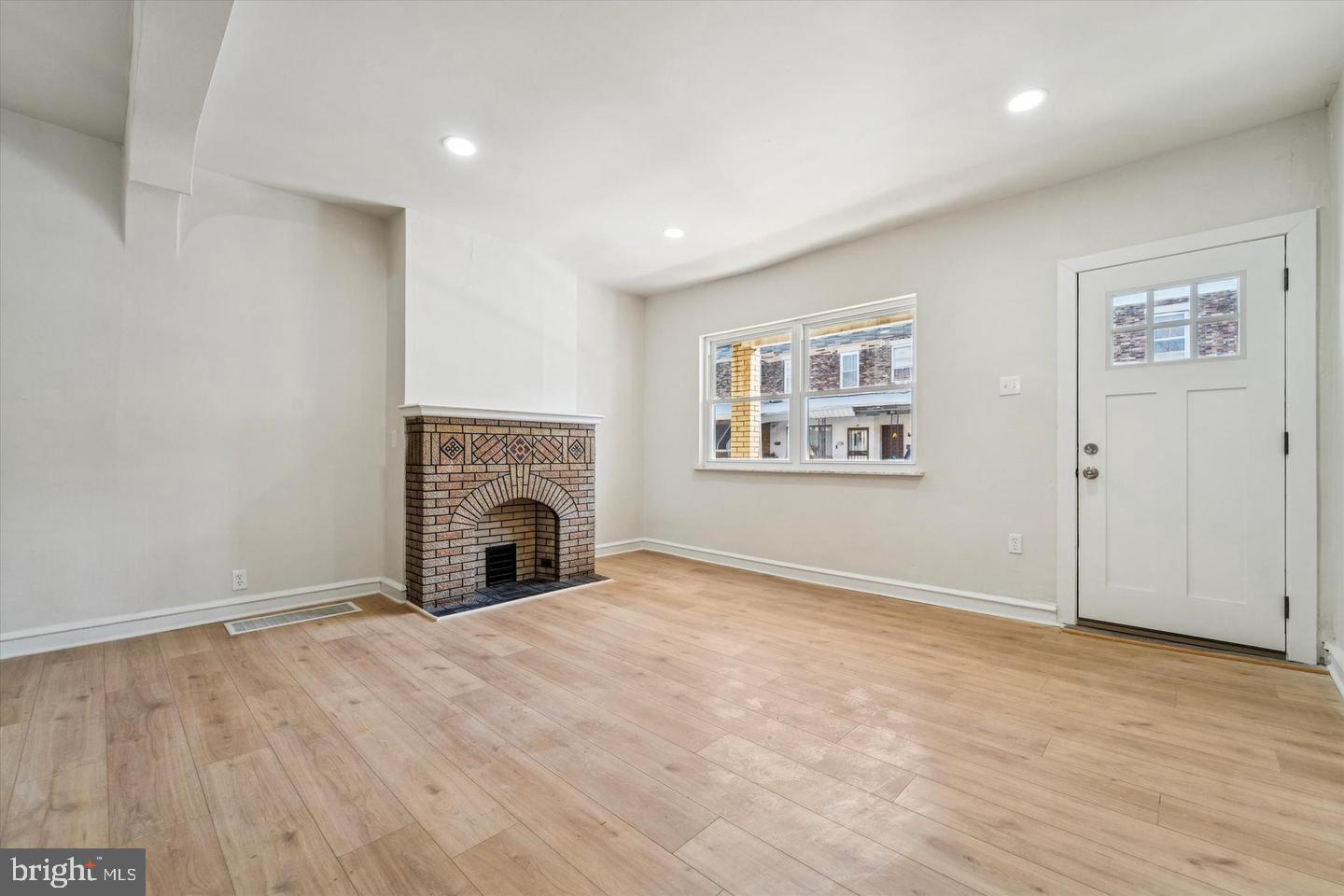 6153 Reedland St Property Photo 4