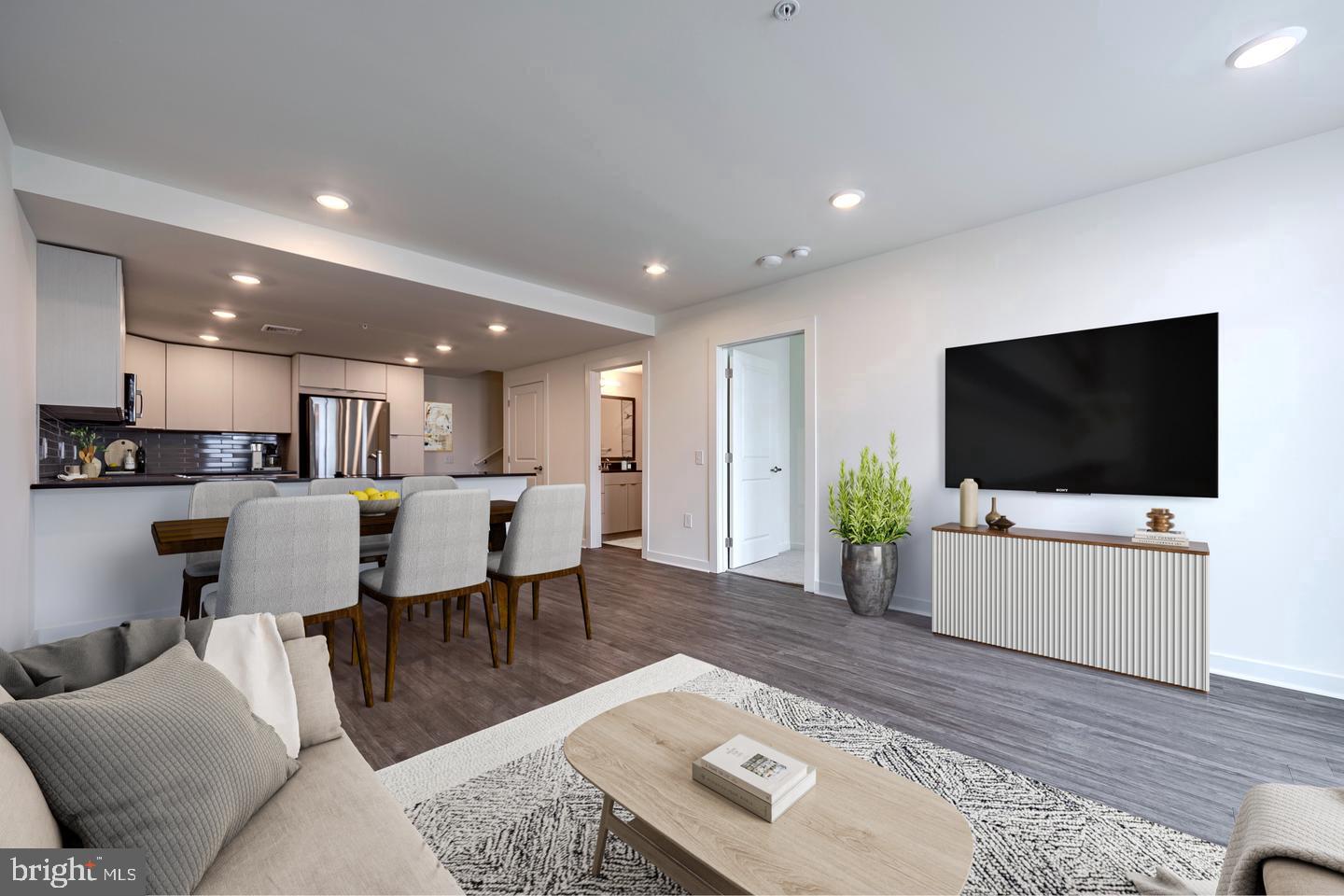 503-29 N COLUMBUS BLVD #TOWNHOUSE + DEN Property Photo 1